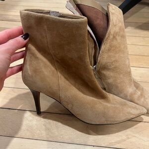 Línea Paolo Tan Suede Heeled Boots